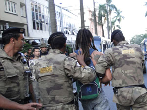 Manifestante é detido durante protesto para liberação da maconha (Foto: Heloísa Mendonça/ G1)