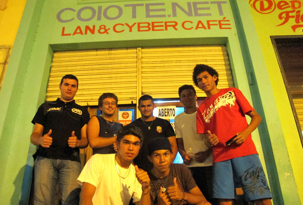 Parte do clã Dota Club reunido em frente à lanhouse onde sempre joga (Foto: Laura Brentano/G1)