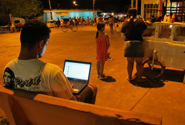 Morador de Presidente Figueiredo tenta há 30 dias acessar a web na praça. Ainda não conseguiu (Foto: Laura Brentano/G1)