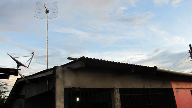 Rosalice instalou a antena em casa há 4 meses. Mas ela não consegue acessar quando chove (Foto: Laura Brentano/G1)