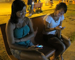 Eliene Gomes, de 18 anos, e Walidiana Araújo, de 17, dizem receber mais de 100 mensagens SMS por dia (Foto: Laura Brentano/G1)