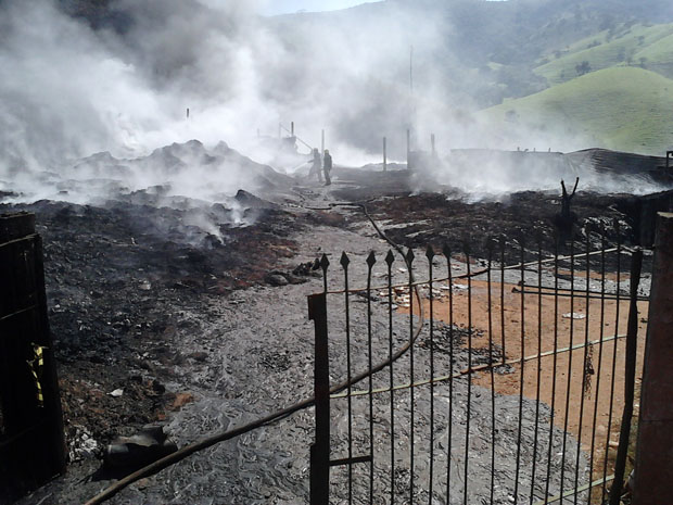 Incêndio teria começado espontaneamente. (Foto: Corpo de Bombeiros de Minas Gerais/Divulgação)