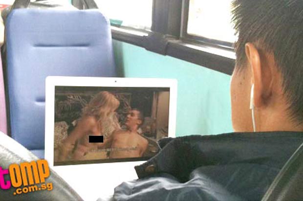 Homem foi flagrado assistindo a filme pornô em ônibus. (Foto: Reprodução)