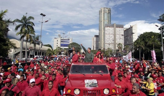 O presidente venezuelano, Hugo Chávez, desfila em carro aberto durante comemorações do 1º de Maio em Caracas (Foto: AFP)