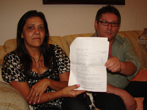 O casal José e Licivanda mostram um dos boletins de ocorrência que fizeram após crime (Foto: Paulo Toledo Piza/G1)