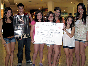 Com cartaz nas mãos, fãs aguardam ansiosos pelo show da cantora no Rio (Foto: Rodrigo Vianna / G1)
