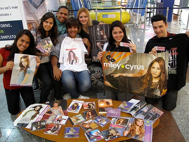 Fãs da Miley Cyrus preparam homenagens à cantora em show no Rio (Foto: Rodrigo Vianna / G1)