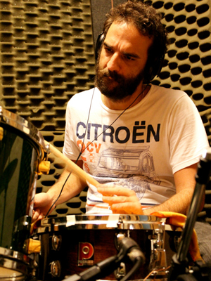 Marcelo Camelo toca bateria durante gravação do disco de Mallu (Foto: Reprodução/Twitter)