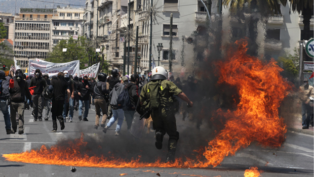 Policiais encaram manifestantes em Atenas nesta quarta-feira (11) (Foto: AP)