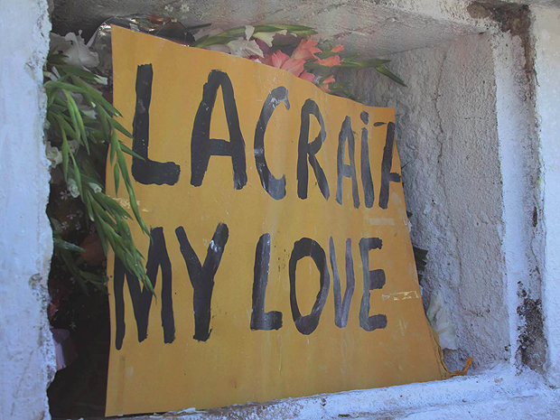 Detalhe do caixão do dançarino, que foi enterrado com um cartaz em que se lia 'Lacraia my love' (Foto: Futura Press)