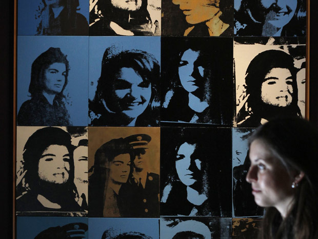 A obra 'Sixteen Jackies', de Warhol, foi arrematada por US$ 20,4 milhões na casa de leilões Sotheby's de Nova York (Foto: Reuters)