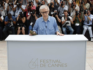 O diretor Woody Allen posa para fotos durante coletiva de imprensa do filme "Meia-noite em Paris", nesta quarta-feira (11), durante abertura do Festival de Cannes (Foto: Reuters)