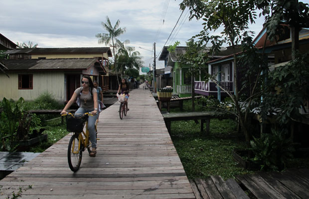 Cidade da palafitas tem as bicicletas como principal meio de transporte (Foto: Laura Brentano/G1)