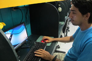 Ezequiel Dias mexeu em um computador pela primeira vez em uma lan house em 2005 (Foto: Laura Brentano/G1)