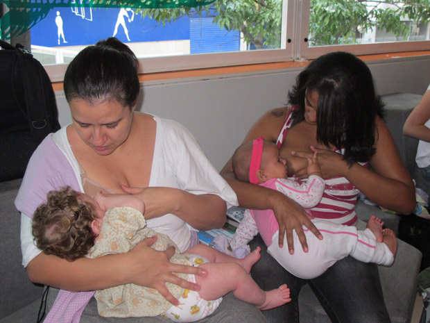 Paloma Avendanho, 31 anos, e sua filha Laura, 5 meses; e Cássia Marise de Souza, 27 anos, e sua filha (Foto: Glauco Araújo/G1)