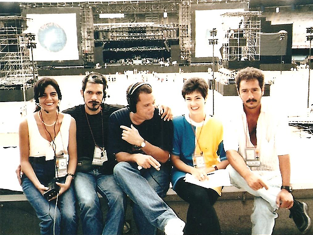 Fátima Bernardes, ao lado de funcionários da Globo, em seu primeiro Rock in Rio, em 1991 (Foto: Arquivo Pessoal)