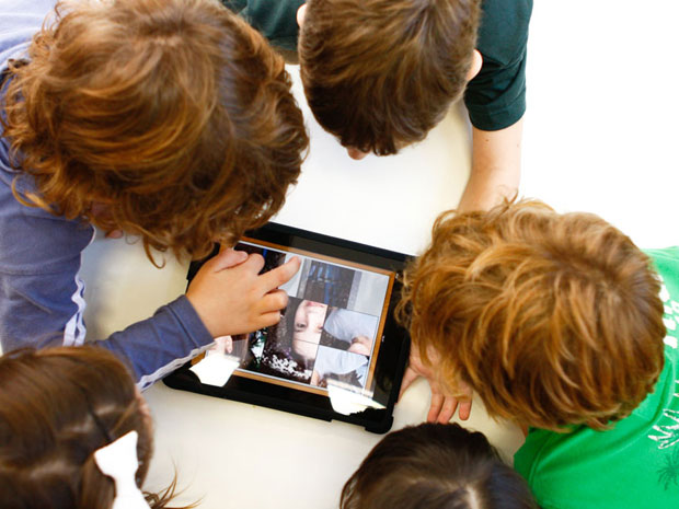 Crianças utilizam os iPads pelo menos uma vez por semana (Foto: Stúdio Aronis/ Divulgação)