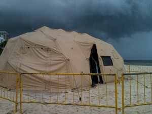 Centro de afogados é montado em praia (Foto: Thamine Leta/G1)