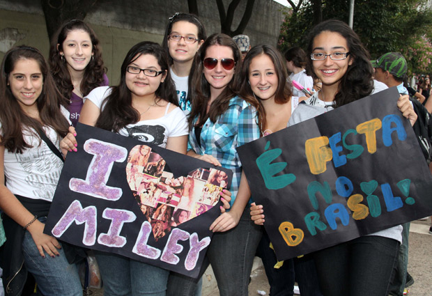 Fãs aguardam show da cantora Miley Cyrus em São Paulo (Foto: Luis Cleber/AE)