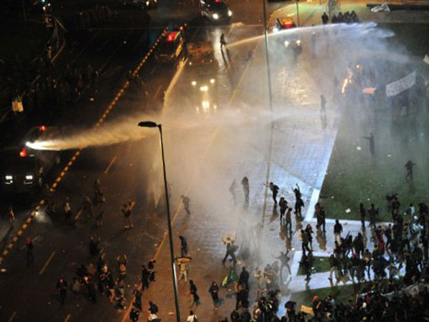 O movimento foi uma das maiores manifestações dos últimos anos no país, segundo o polícia. (Foto: Martin Bernetti / AFP)
