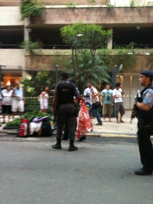 PMs cercam prédio para capturar suspeito (Foto: Thamine Leta)