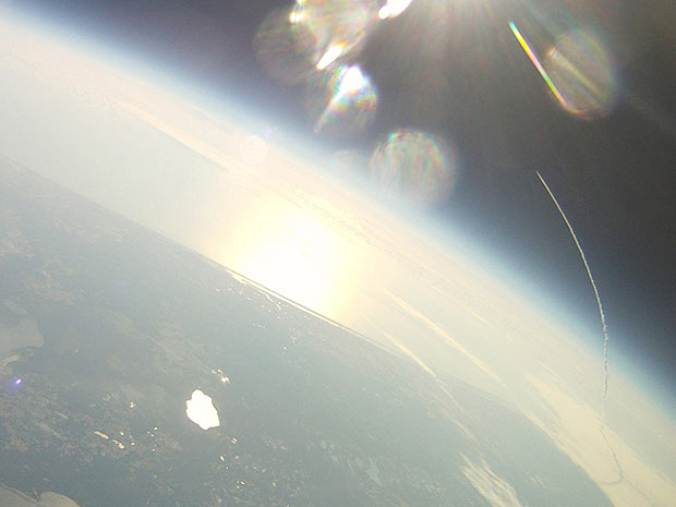 Imagem  mostra rastro deixado pelos foguetes do Endeavour (Foto: QuestForStars.com/Challenger Center/Coalition for Space Exploration)