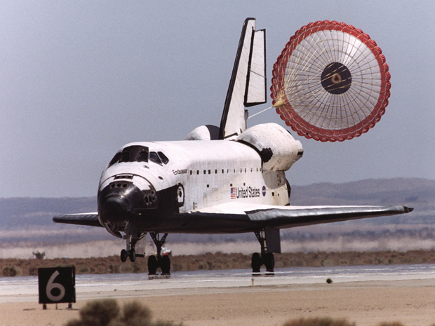 Endeavour pousa depois de uma missão, em 2001 (Foto: Nasa)