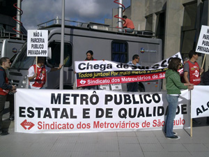 Integrantes do Sindicato dos Metroviários protestavam antes da inauguração da estação nesta segunda (Foto: Juliana Cardilli/G1)