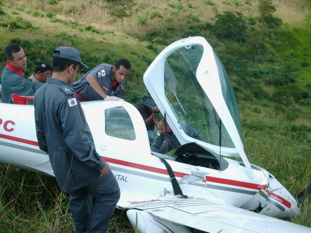 Avião com dois osupantes cai no interior de Minas Gerais. (Foto: Elvis Passos/Diário de Teófilo Otoni)
