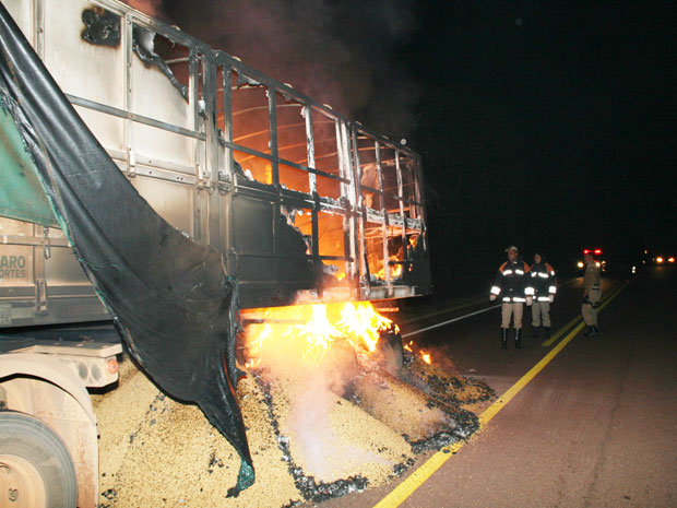 Carreta carregado com quase 38 toneladas de soja pega fogo em MS (Foto: PC de Souza/Edição de Notícias.)