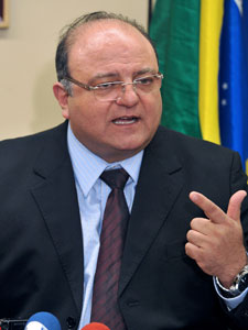 O líder do governo na Câmara, deputado Cândido Vaccarezza, em coletiva de imprensa nesta terça (Foto: Diógenis Santos/Ag Câmara)