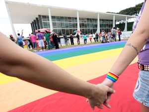 * 55% das pessoas são contra união estável gay, diz pesquisa do Ibope.