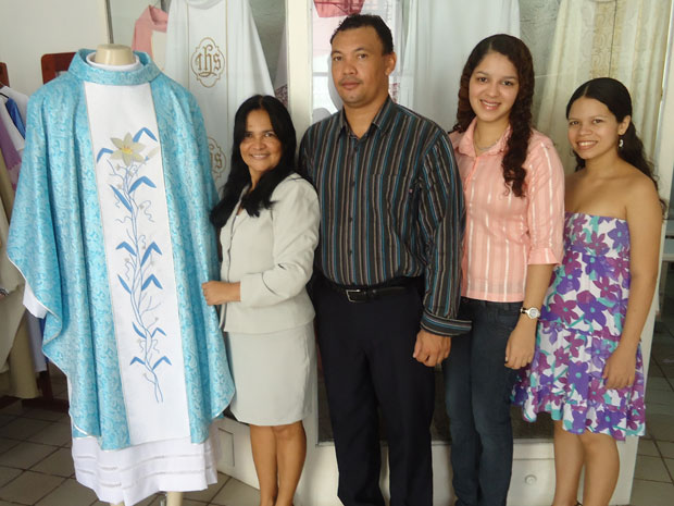 Nazaré com o atual marido e as filhas; todos trabalham juntos na empresa (Foto: Divulgação/Paramentos Religiosos Ateliê)