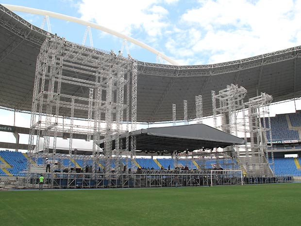 O palco montado no gramado do Estádio do Engenhão tem 65 metros de largura e 25 metros de altura. Três telões vão levar os detalhes da apresentação ao público (Foto: Henrique Porto/G1)