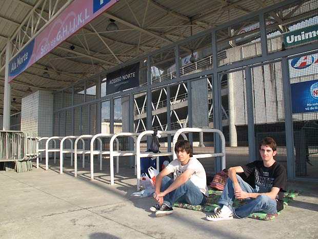 Os universitários Bruno Molo, de 19 anos (à esq.), e Gustavo Ziliotto, de 18, que estão acampados em frente ao Portão Norte do Estádio do Engenhão, no Rio (Foto: Henrique Porto/G1)