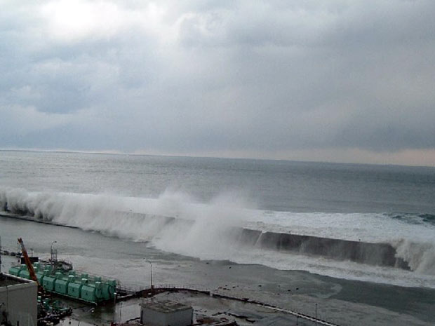 Foto divulgada nesta quinta-feira (19) pela Tokyo Electric Power Co, mostra ondas de tsunami se aproximando de tanques da unidade 5 da usina nuclear de Fukushima Daiichi, após o grande terremoto de 11 de março (Foto: AP)
