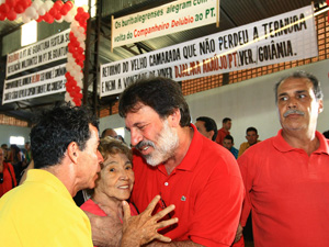 Recepção a Delúbio Soares no último dia 7 em Buriti Alegre (GO) (Foto: Wildes Barbosa / O Popular / AE)