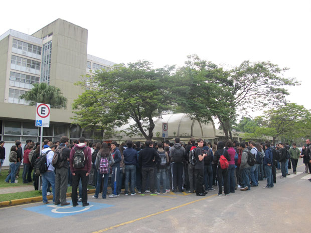 Estudantes foram até a reitoria da USP para entregar carta que pede mais segurança no campus (Foto: Juliana Cardilli/G1)