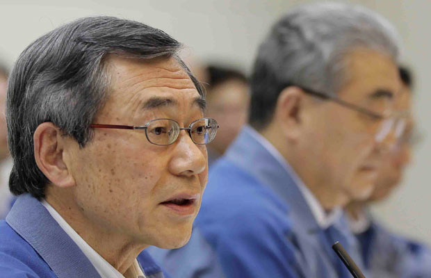 O presidente da Tepco, Masataka Shimizu, à esquerda, dá entrevista nesta sexta-feira (20) (Foto: AP)