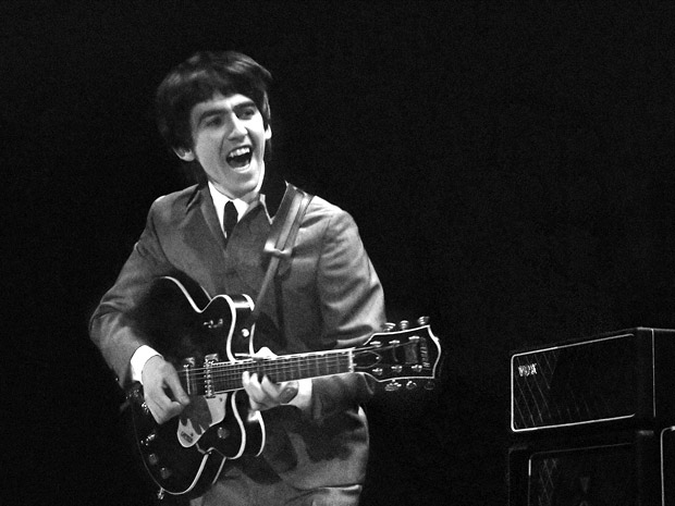 George Harrison em ação durante o show no Washington Coliseum, capital norte-americana, em 11 de fevereiro de 1964 (Foto: AP)