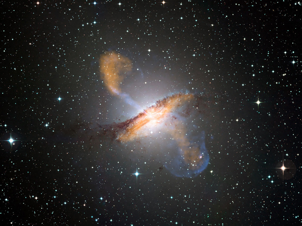 A imagem é fruto da fusão entre a captação de três telescópios (Foto: ESO/WFI; MPIfR/ESO/APEX/A.Weiss et al.; NASA/CXC/CfA/R.Kraft et al.)