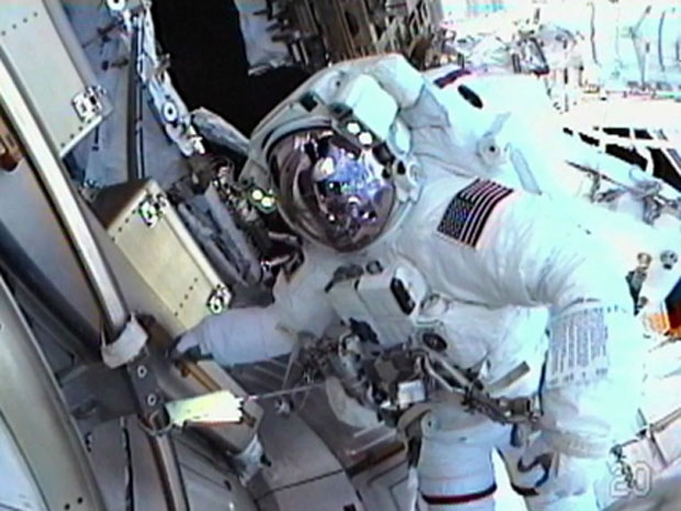 O astronauta Feustel antes de iniciar a caminhada pelo espaço. (Foto: Nasa TV)