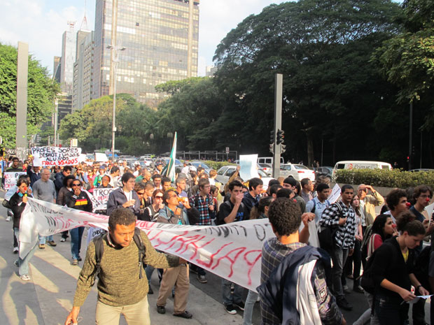 Manifestantes caminharam pela Paulista para pressionar as negociações para o fim da greve (Foto: Vanessa Fajardo/G1)