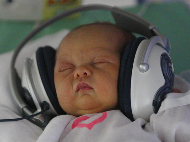 Terapia toca música para recém-nascidos (Foto: AP Photo / Petr David Josek)