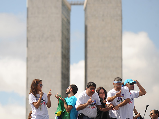 Pessoas com deficiência auditiva fazem protesto em frente ao Congresso Nacional, em Brasília. (Foto: Marcello Casal Jr. / Abr)