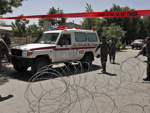 Ambulância deixa o hospital militar em Kabul (Foto: Mustafa Quraishi/AP)