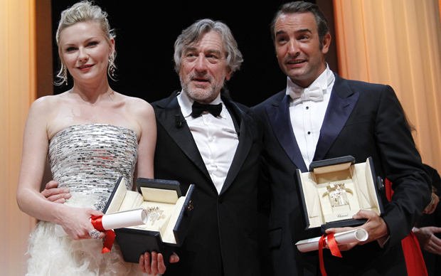 Robert De Niro, o presidente do júri em Cannes, posa entre os vencedores do prêmio de melhor atriz e ator, Kirsten Dunst e Jean Dujardin.  (Foto: Reuters)