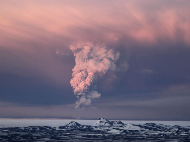 Vulcão entrou em erupção no sábado (21) (Foto: Jon Gustafsson/AP)