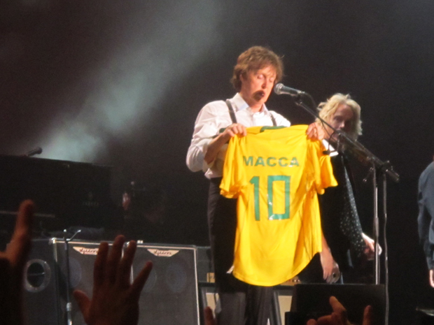 Ao final do show, Paul ganhou uma camisa da seleção brasileira de futebol, com 'Macca' inscrito nas costas (Foto: Gustavo Miller/G1)