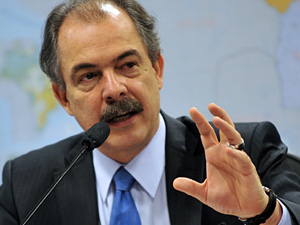 O ministro Aloizio Mercadante fala no Senado no último dia 4 de maio (Foto: Antonio Cruz / Agência Brasil)
